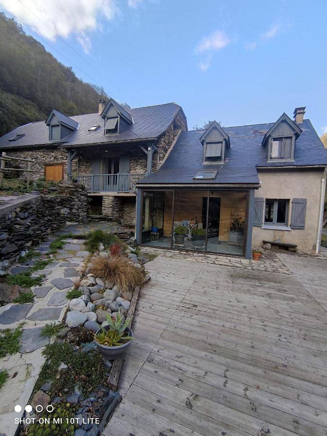 Location de vacances pour 13 personnes, avec Terrasse ainsi que Jardin et Vue à Saligos