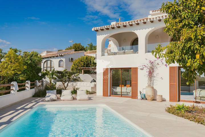 Chalet para 12 personas, con jardín además de vistas al mar y balcón en Marina Alta