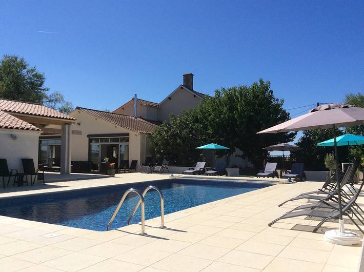 Gîte pour 14 personnes, avec terrasse ainsi que piscine et jardin dans les Deux-Sèvres - 2