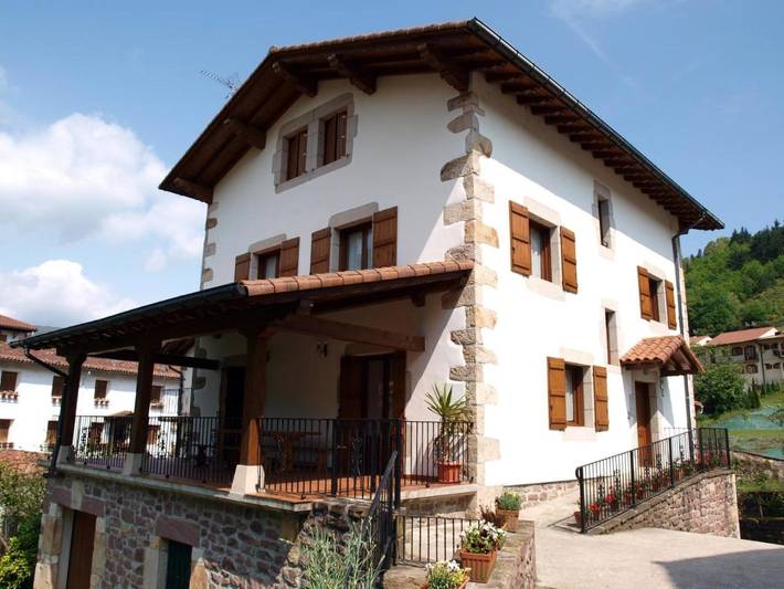 Casa rural con piscina para 15 personas, con Balcón y Terraza además de Jardín y Piscina en Valle de Baztan