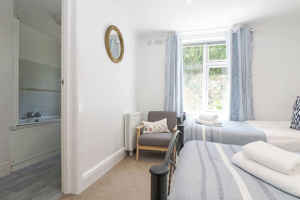 Godrevy, country holiday cottage, with a garden in Porthcurno in Porthcurno, Cornwall