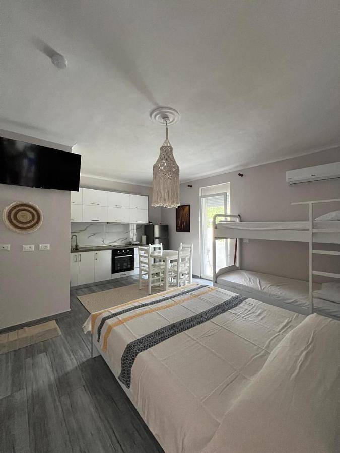 Location de vacances pour 4 personnes, avec balcon et jardin, animaux acceptés dans Borsh