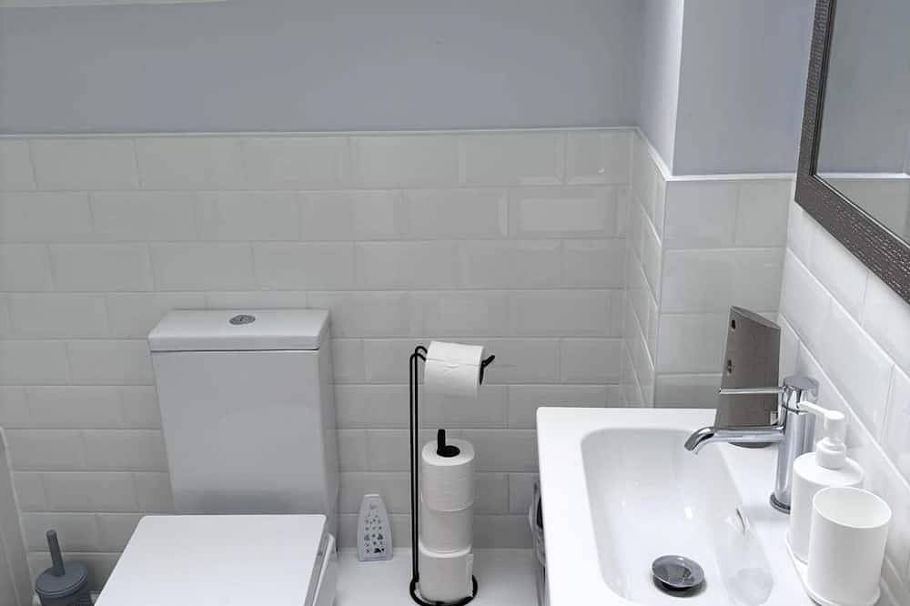 Entire apartment, Modern Flat • Castle Views & Free Parking in Dover, Kent