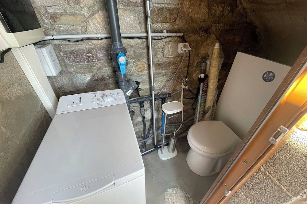 Appartement Tout Confort, Terrasse et accès Direct Mer, les Pieds dans L'Eau in Miomo, Santa-Maria-di-Lota