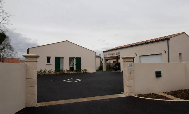 Cottage pour 2 personnes, avec terrasse ainsi que piscine et jardin à Corme-Royal
