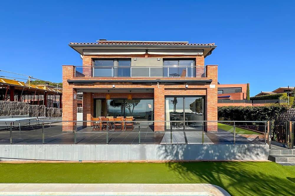 Stylish villa with saltwater pool in Supermaresme, Caldes d'Estrac
