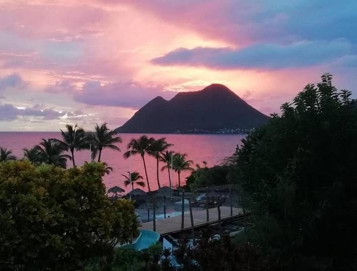 Appart’hôtel pour 2 personnes, avec vue ainsi que piscine et balcon