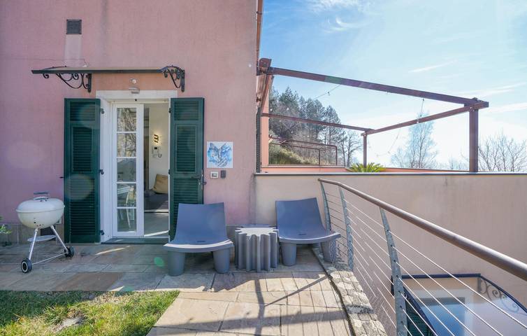 Appartamento vista mare con piscina vicino al centro di Magliolo in Magliolo, Alpi Liguri