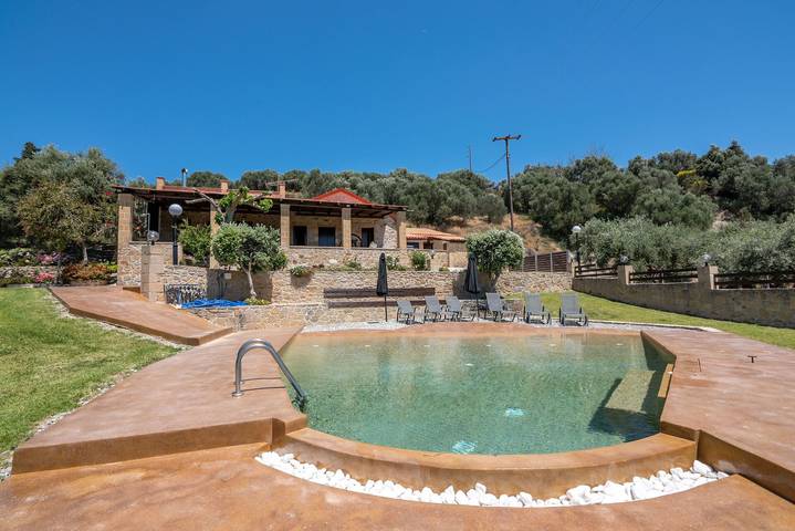 Ferienhaus für 6 Personen, mit Whirlpool und Terrasse sowie Garten in Kissamos Gemeinde