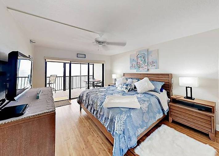 Vacation rental for 2 people, with hot tub and balcony as well as pool in Madeira Beach