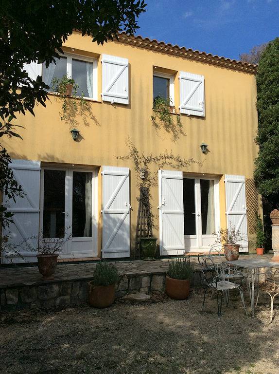 Gîte pour 4 personnes, avec terrasse ainsi que piscine et jardin à Aubussargues