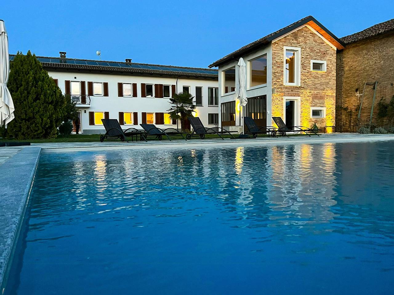Villa aus dem 19. Jahrhundert mit Blick auf die Langhe und den Monte Viso in Castagnole delle Lanze, Langhe