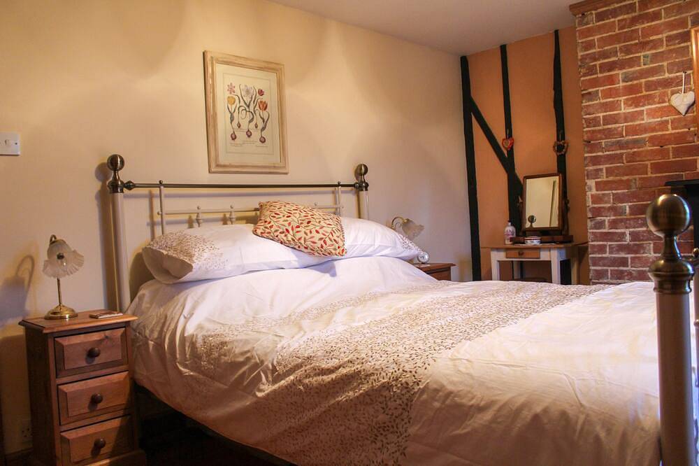 Comfortable, characterful cottage for 3 in Tenterden, woodburner and parking in Tenterden, Ashford region