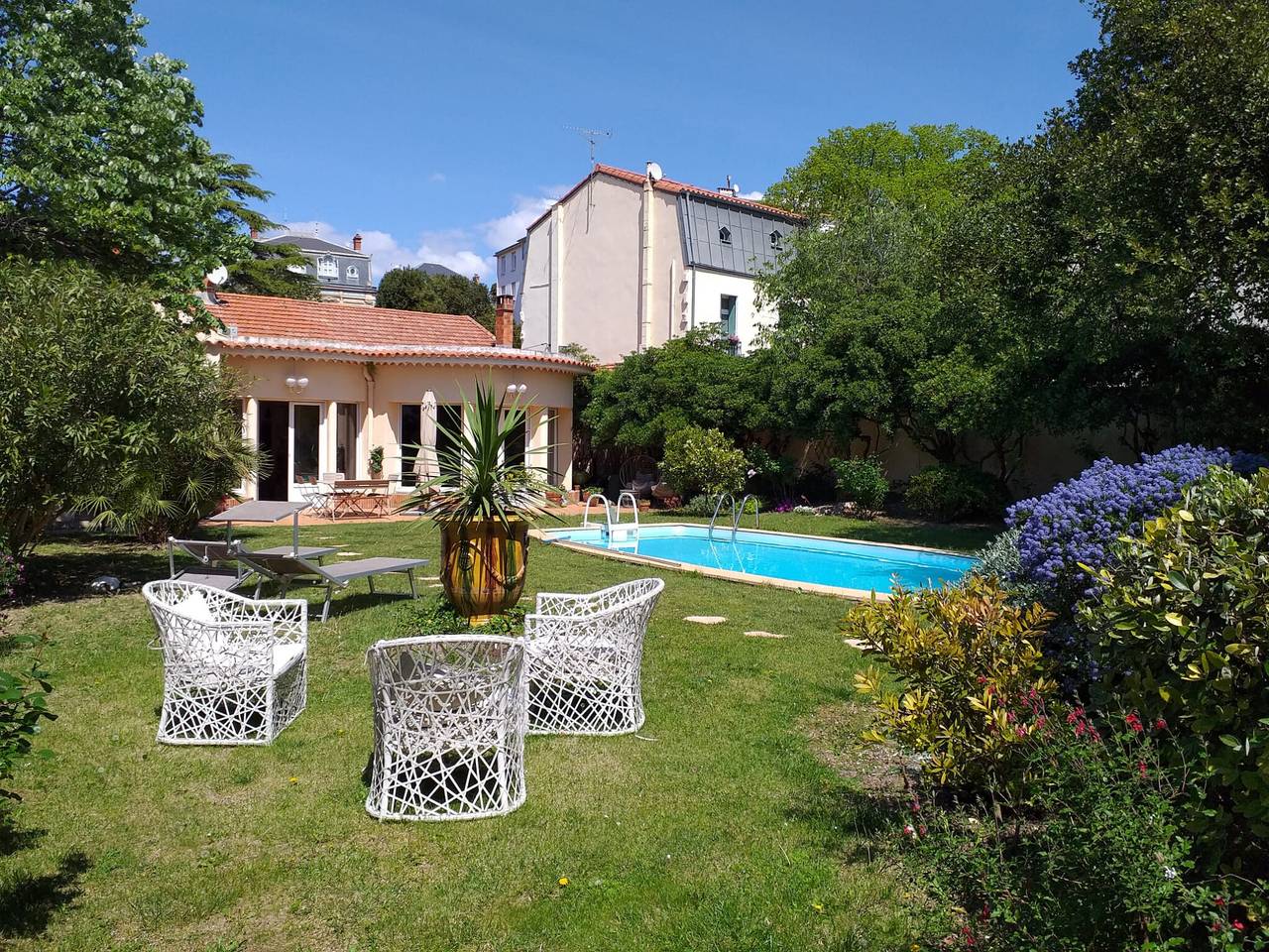 Chambre d’hôtes au cœur de Béziers avec piscine partagée, Wi-Fi et climatisation in Béziers, Côte d'Améthyste