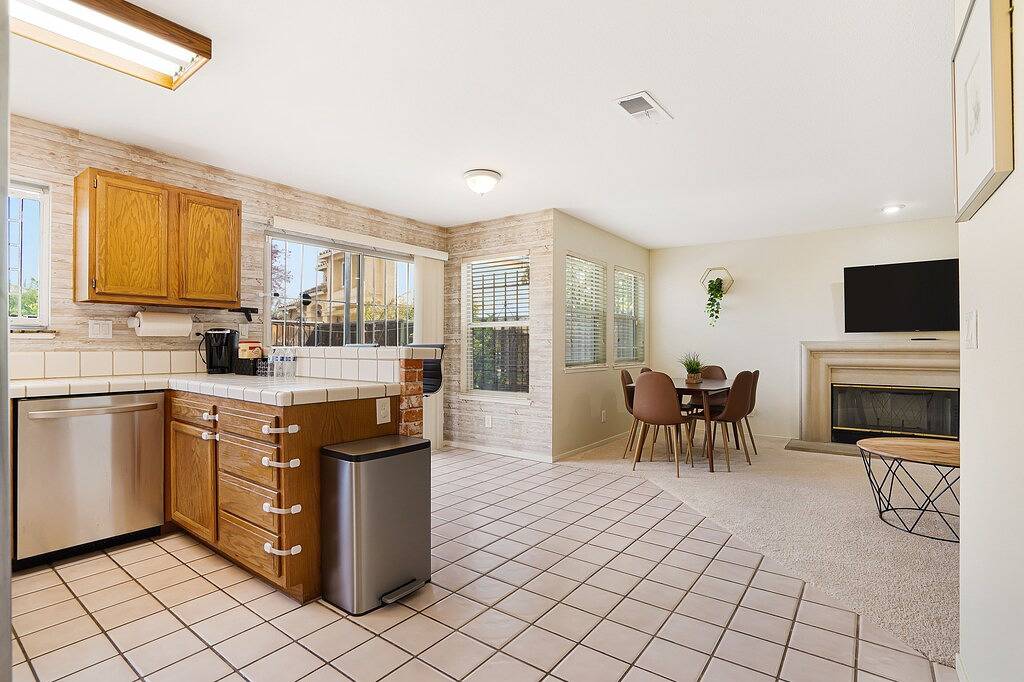 Spacious High Ceilings 5br/3bath. Sf Bay Area in Hayward (CA), Alameda County