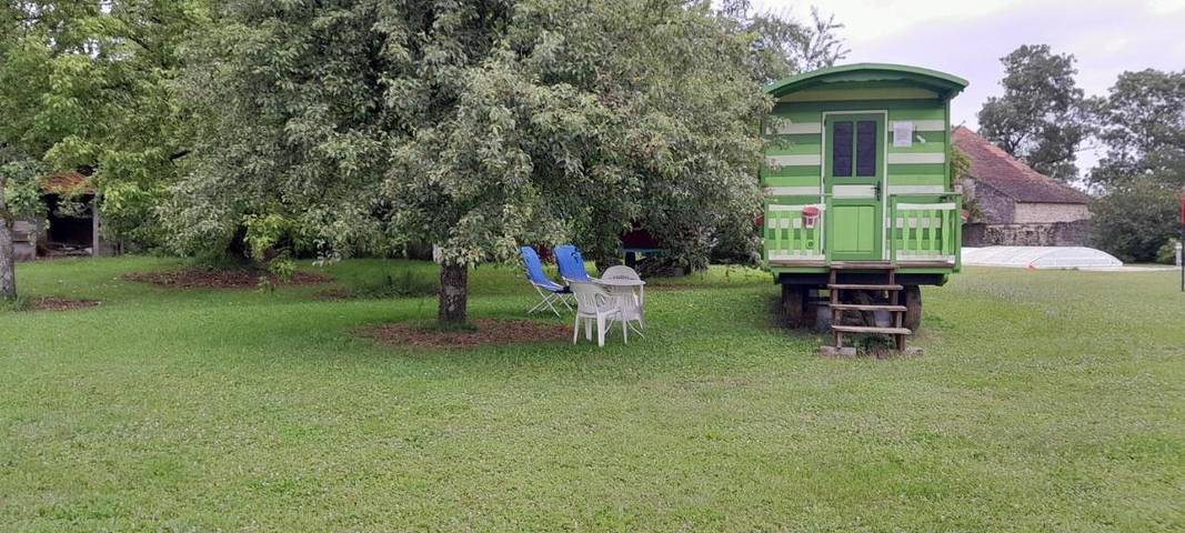 Gîte pour 2 personnes, avec Terrasse et Jardin ainsi que Piscine et Vue dans Pouilly-sur-Vingeanne