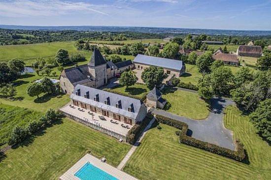 Chambre d’hôte pour 4 personnes, avec piscine et terrasse ainsi que vue et jardin, animaux acceptés à Châtres
