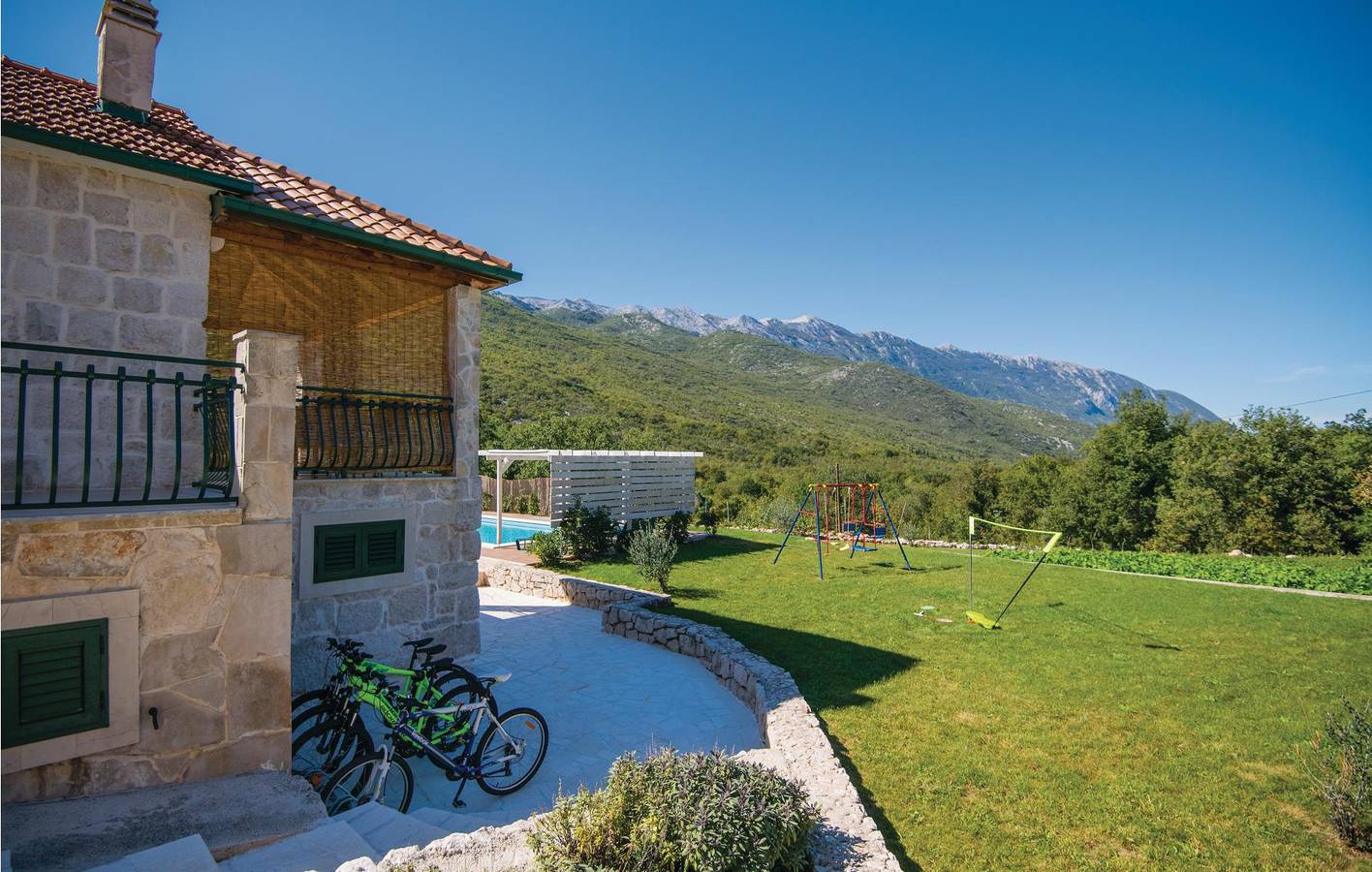 Geräumige 2-Zimmer-Wohnung mit Pool, Terrasse und WLAN in Zagvozd, Makarska Riviera