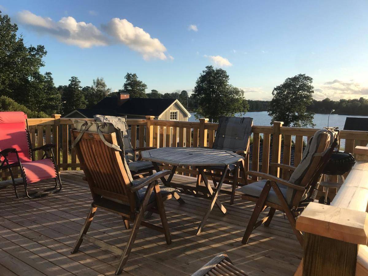 Välutrustad stuga med vacker sjöutsikt in Urshult, Asnen