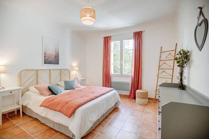 Appartement de vacances pour 5 personnes, avec piscine ainsi que terrasse et jardin