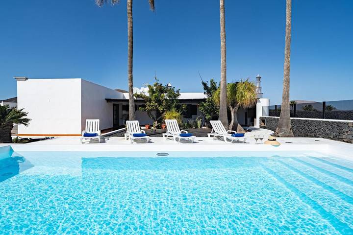 Location de vacances pour 8 personnes, avec Terrasse ainsi que Jardin et Piscine