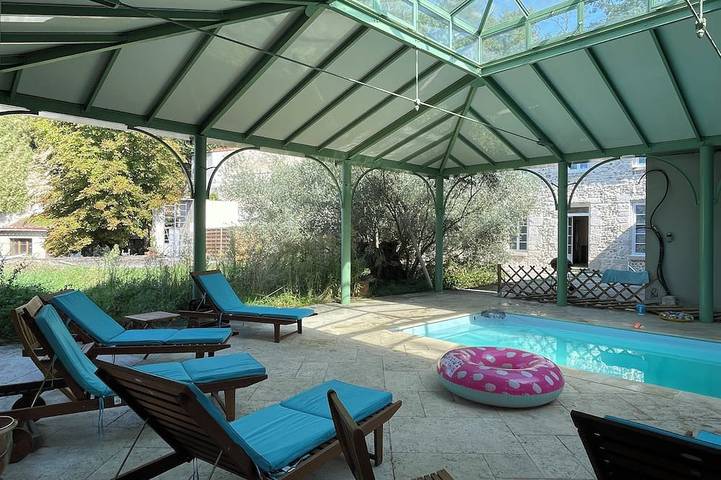 Location de vacances pour 9 personnes, avec jacuzzi et sauna ainsi que jardin et piscine à Sainte-Geneviève-lès-Gasny