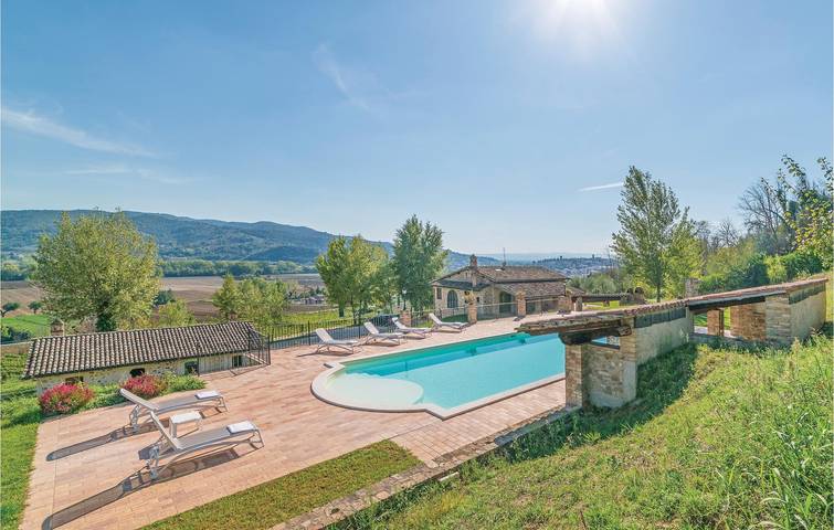 Retiro junto a la piscina con vistas a la ciudad in Torgiano, Provincia de Perugia