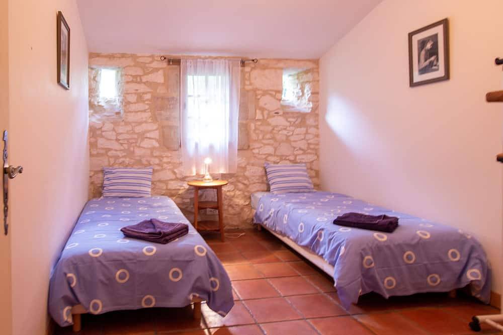 A lovely stone built cottage with stunning pool in Douzains, Villeneuve-sur-Lot und Umgebung