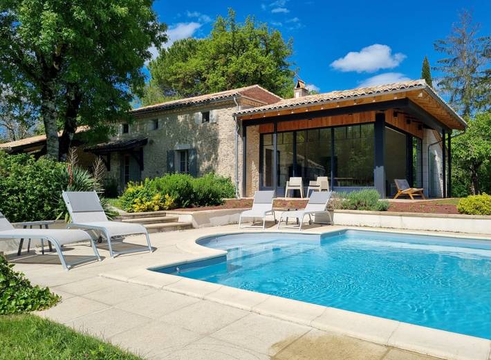 Gîte pour 15 personnes, avec terrasse ainsi que piscine et jardin à Lougratte