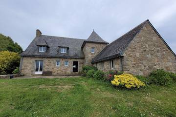 Location de vacances pour 8 personnes, avec terrasse et jardin à Goulven