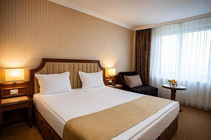 Chambre avec lit king size de l'hôtel Astoria Grand in Sofia, Bulgarie