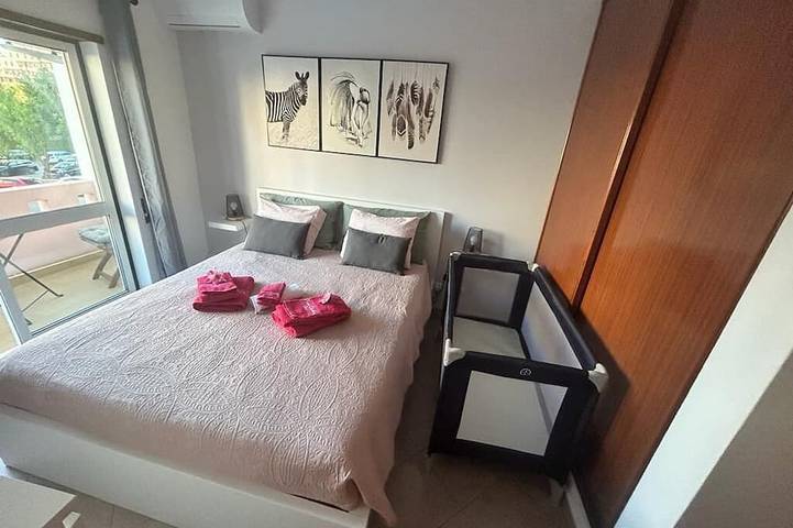 Ganze Wohnung, Reizende Maisonette-Wohnung mit Terrasse und Blick auf den Pool, 200 m vom Strand entfernt in Praia da Rocha, Portimão