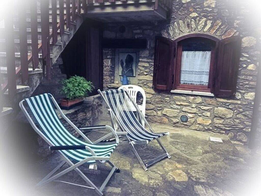 Vakantiehuis 'Maison Perruchon' met Uitzicht op de Bergen, Gedeeld Terras en Gedeeld Tuin in Marine (Perloz), Comune di Perloz