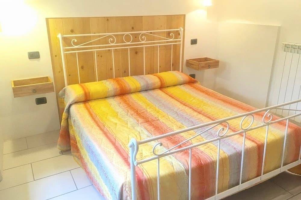 Entire apartment, Spoleto Pool Side-Apt 3/Spoleto centre 0.7 kms/sleeps 4/Wifi+aircon in Spoleto, Perugia Province