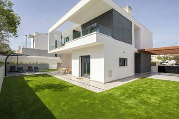 Villa für 8 Personen, mit Balkon und Garten in Portimão