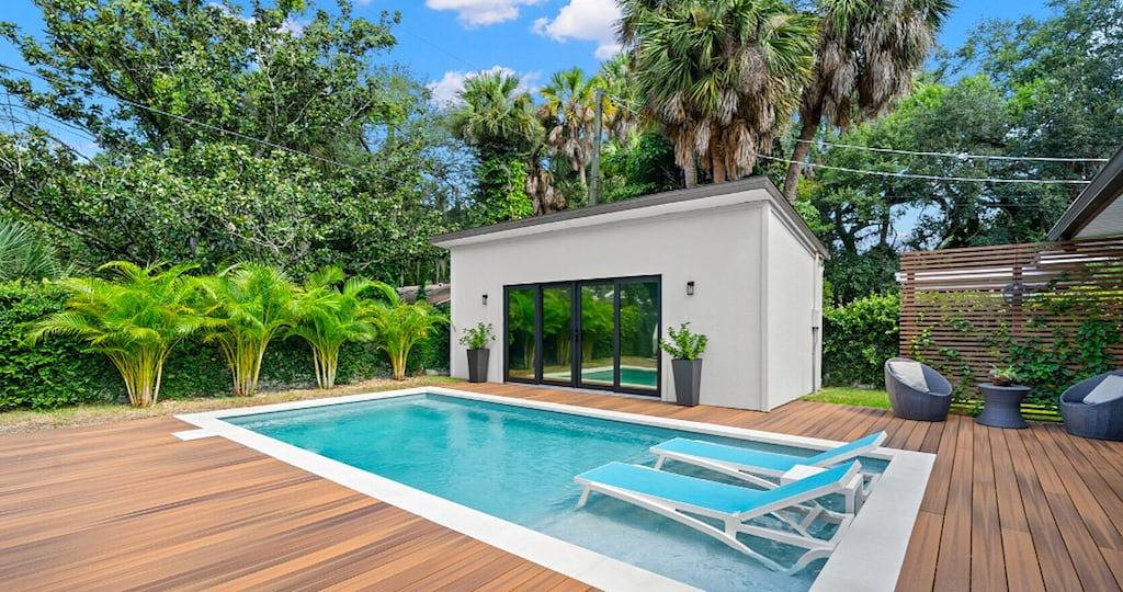 Luxe Executive Home Heated Pool, Outdoor Fireplace,Guesthouse!! in South Tampa, Tampa