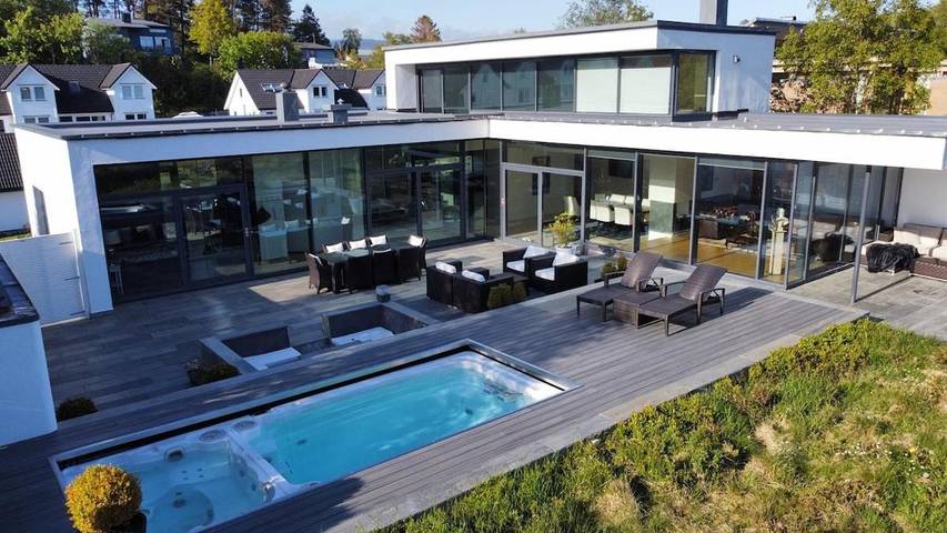 Villa für 8 Personen, mit Sauna und Garten sowie Pool und Ausblick in Ålesund