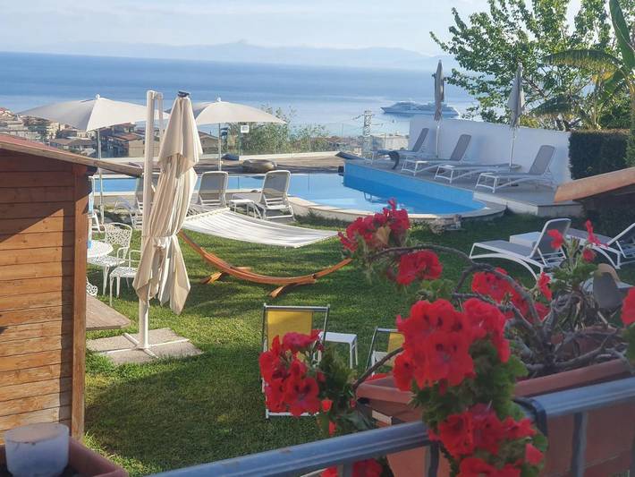 Gîte pour 4 personnes, avec jacuzzi ainsi que piscine et jardin, adapté aux familles à Tropea - 2