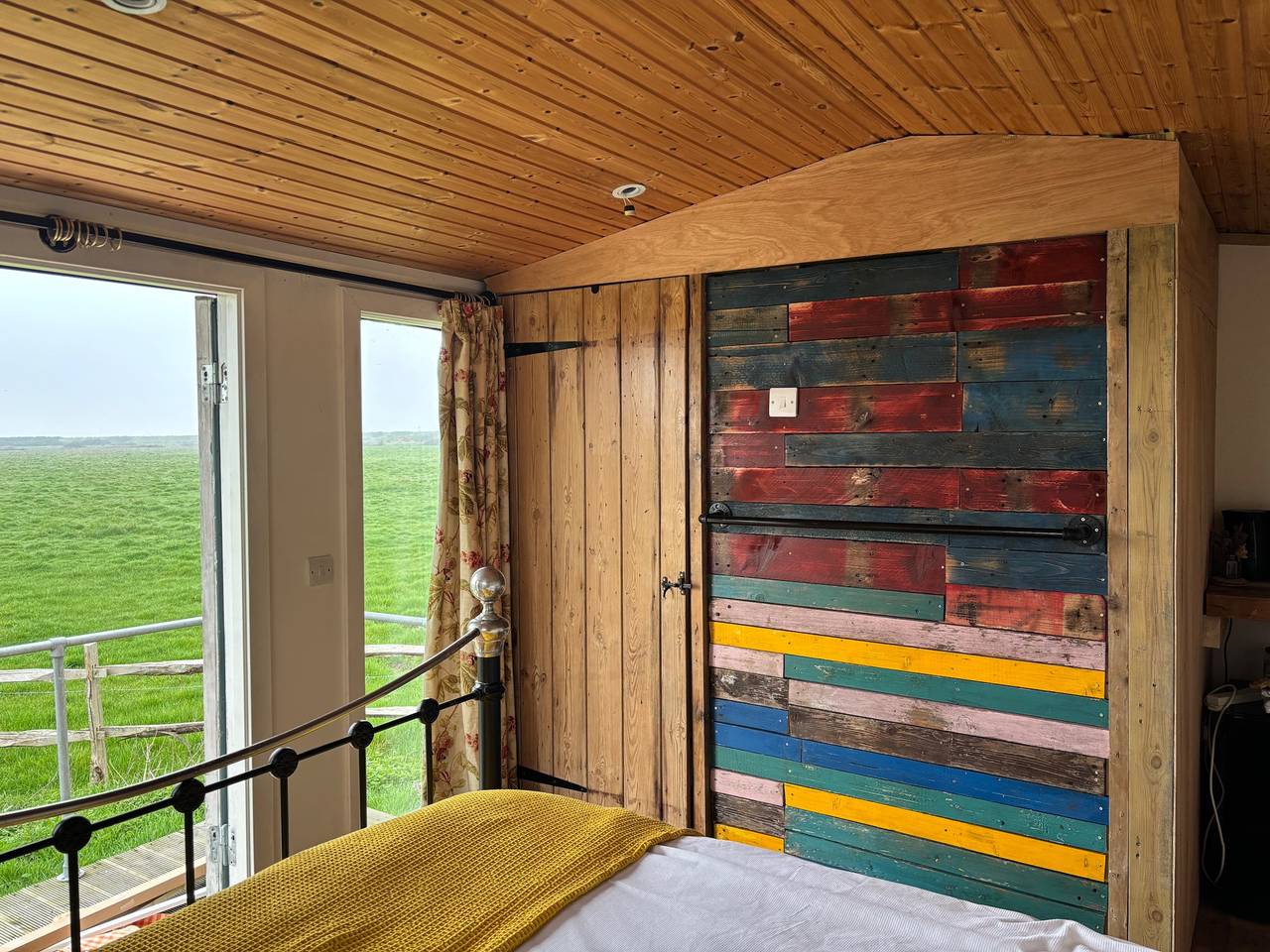 Swedish Rustic Cabin perfect for bird watching in Southbourne, West Sussex