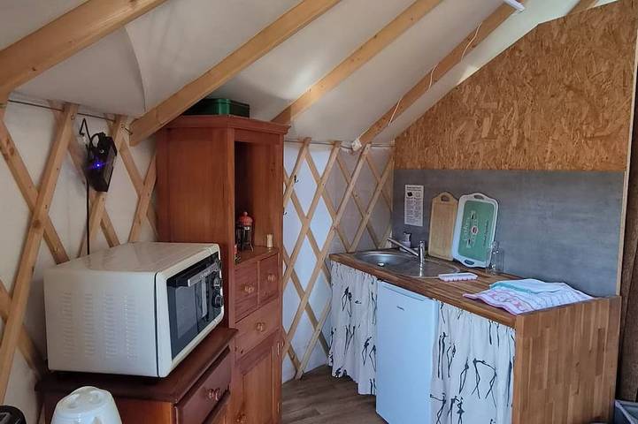 Yourte insolite toute équipée pour 2 personnes in Querrien, Région de Quimper