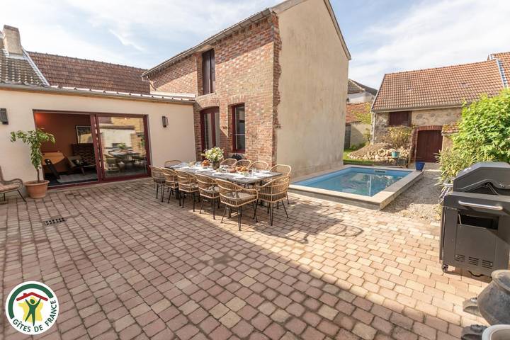 Gîte pour 6 personnes, avec jardin et jacuzzi ainsi que terrasse et piscine