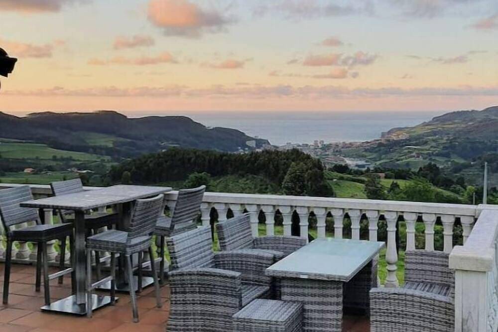 Entire apartment, Rural apartment 'balcony with sea views' in Mungia, Bizkaia