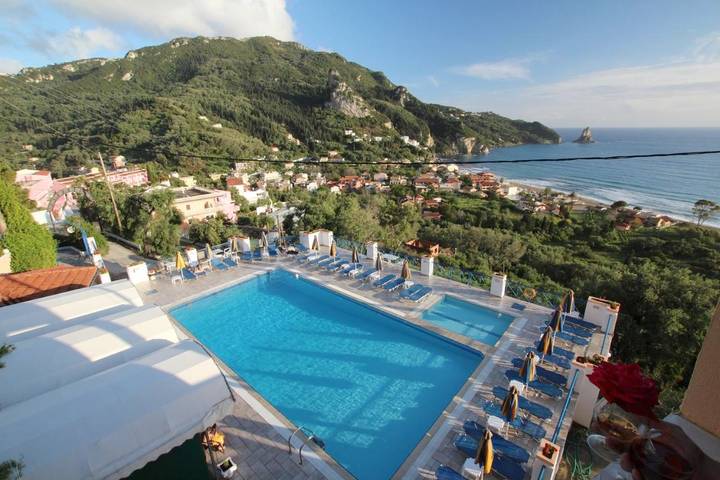 Appart’hôtel pour 2 personnes, avec Balcon et Terrasse ainsi que Jardin et Bassin pour enfant
