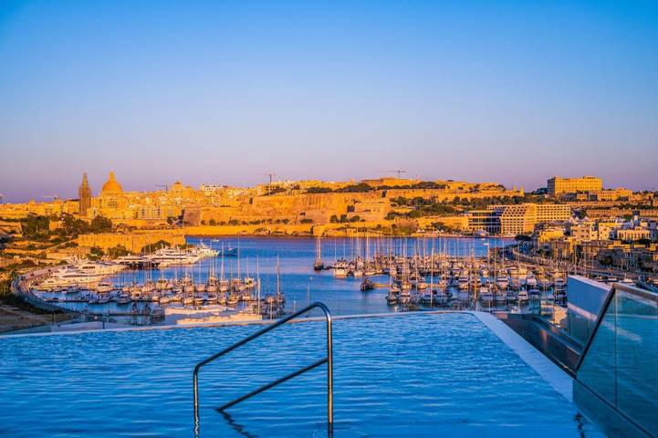 Hôtel pour 5 personnes, avec terrasse et sauna ainsi que piscine et vue dans Gzira