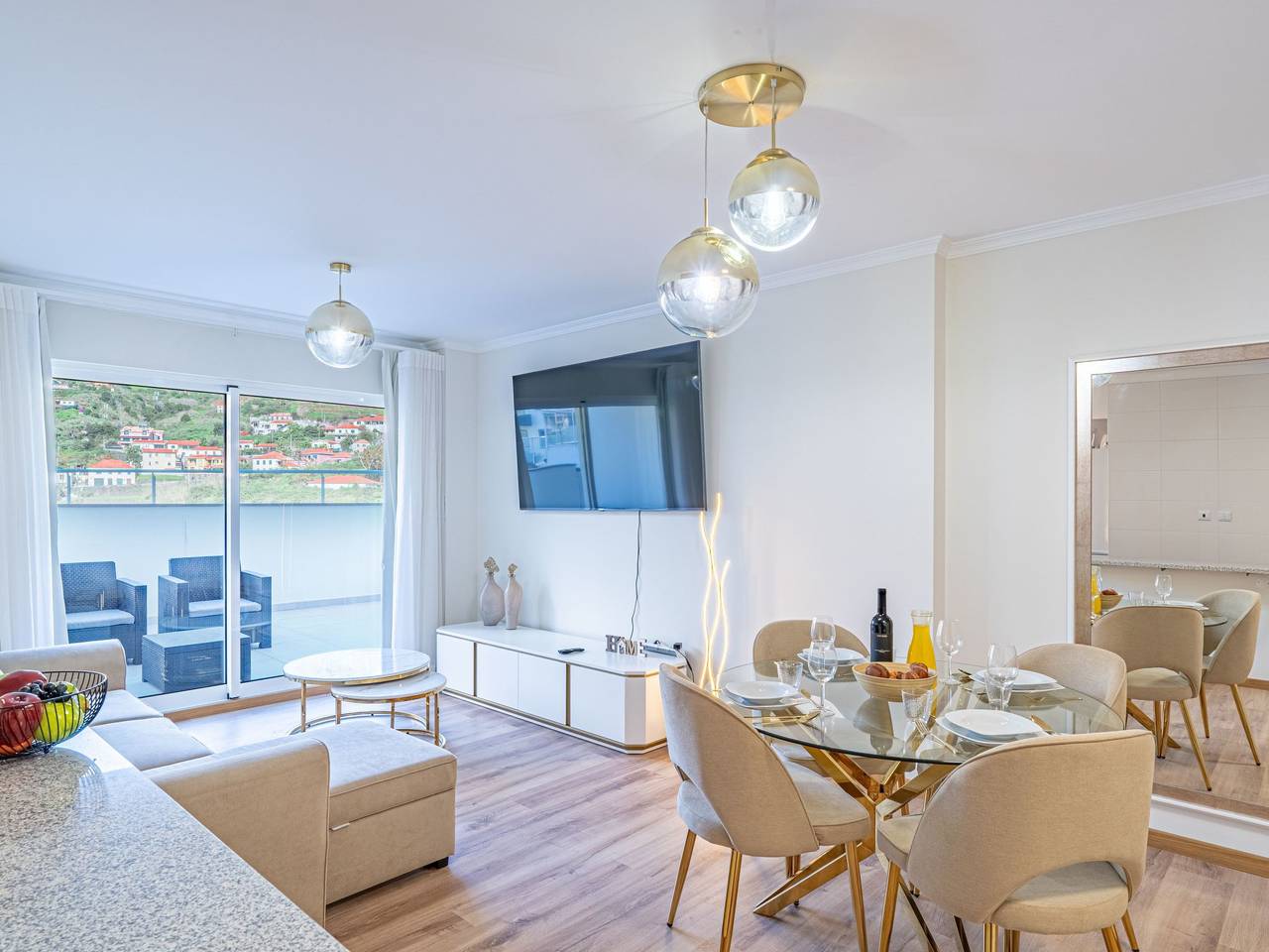 Ganze Wohnung, "Sonnenblume" mit Gemeinschaftspool in Caniço, Madeira