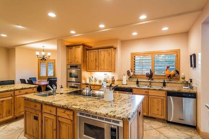 Vacation rental for 35 people, with hot tub and pool as well as balcony in Utah