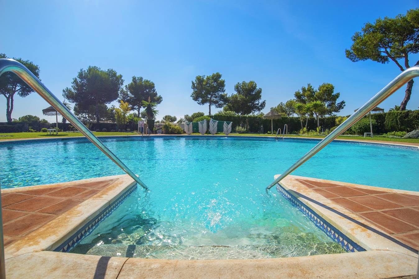 Apartamento entero, "Apartamento Miraflores" con vistas al mar, piscina exterior, jardín, aire acondicionado y Wi-Fi in La Cala de Mijas, Mijas