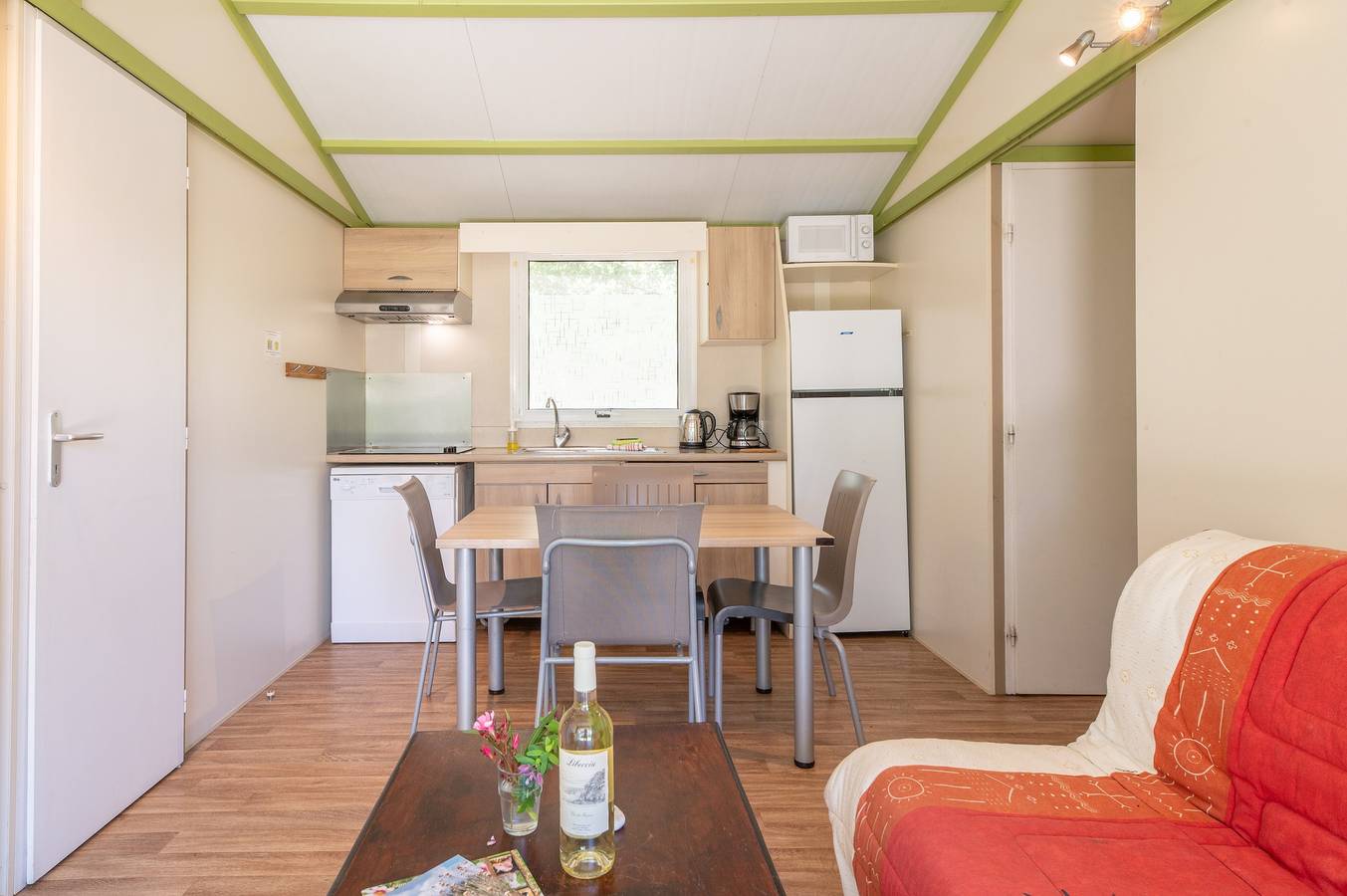 Appartement 'Rico Plage 6 Personen' met Privéterras, Gedeelde Tuin en Wi-Fi in Talasani, Corte en omgeving