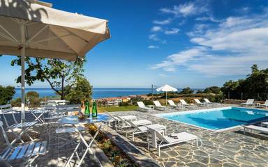Maison d’hôte pour 2 personnes, avec vue et terrasse ainsi que jardin et piscine à Céphalonie