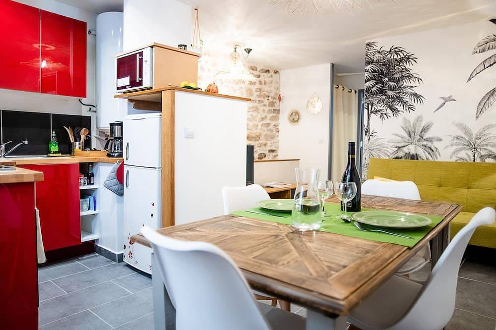 Entire apartment, Superb apartment (3pers) air-conditioned, quiet, ideal location in town center in Nîmes, Nimes region